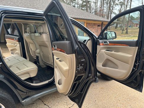 Used 2011 Jeep Grand Cherokee Overland RWD image 4