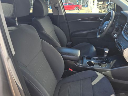 Used 2019 Kia Sorento LX image 12