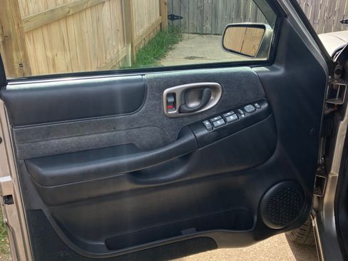 Used 2001 Chevrolet Blazer LS w/ Preferred Equipment Group image 10