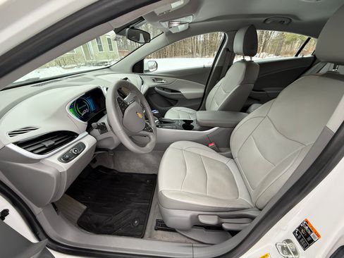 Used 2017 Chevrolet Volt LT w/ Comfort Package image 10