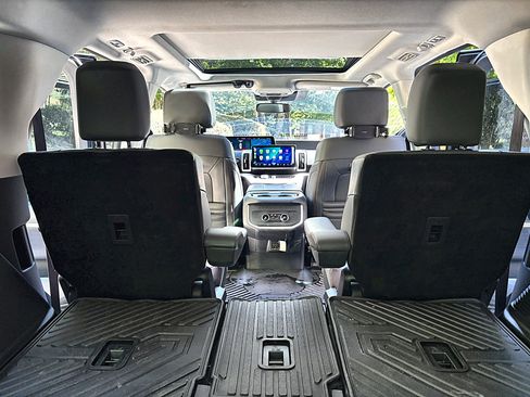Used 2025 Ford Expedition Active AWD/4WD image 13