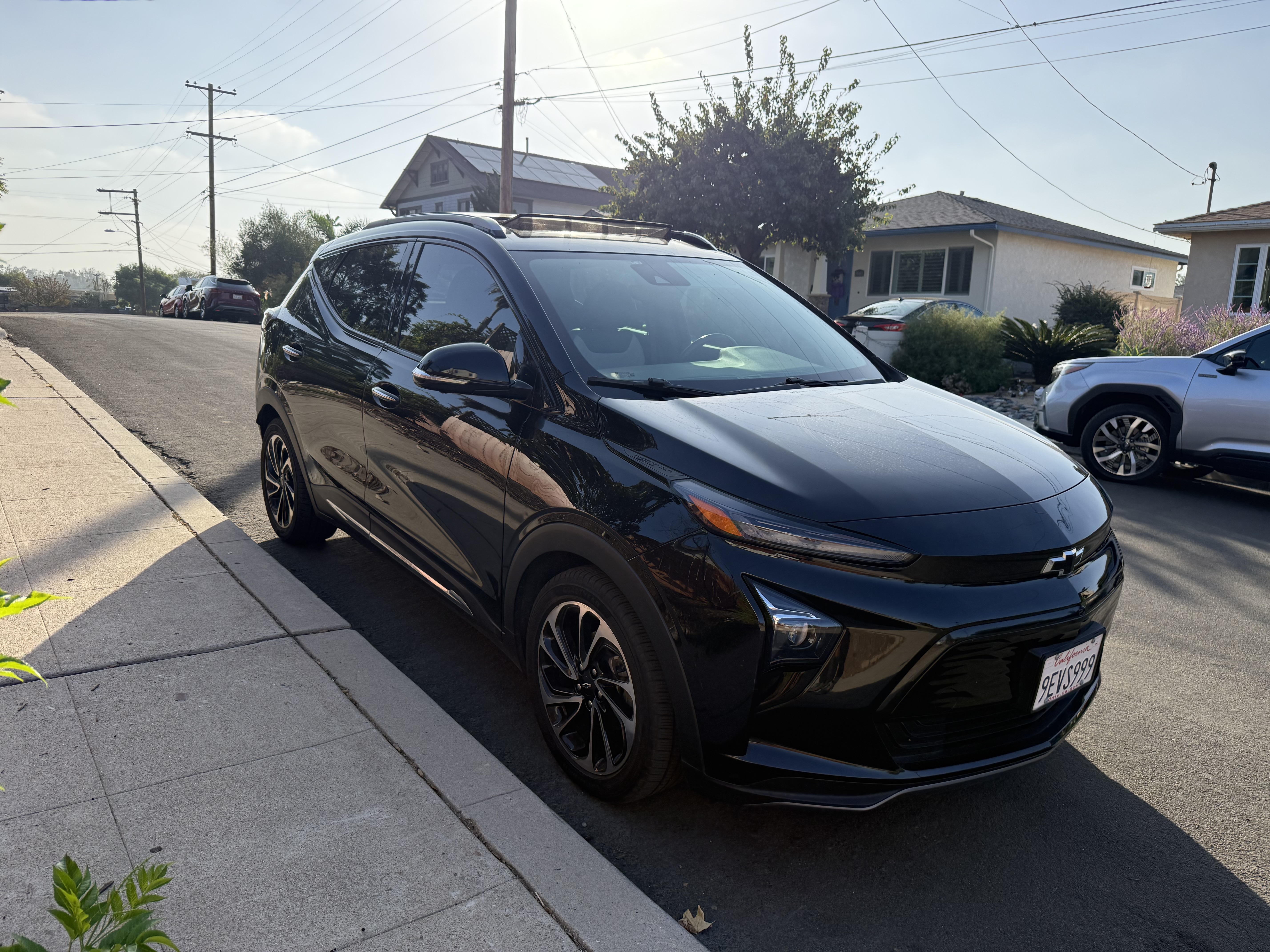 Used 2023 Chevrolet Bolt EUV Premier w/ Sun & Sound Package FWD image 2