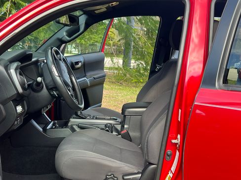 Used 2019 Toyota Tacoma TRD Off-Road w/ Phone Cable & Charge Package image 15