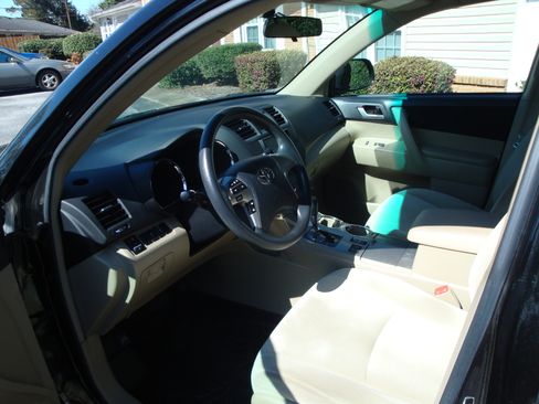 Used 2012 Toyota Highlander Limited w/ Tech Pkg image 14