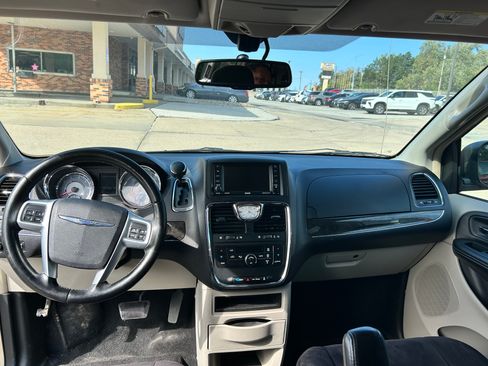 Used 2011 Chrysler Town & Country Touring image 9