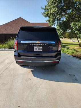 Used 2023 Chevrolet Suburban LT w/ Luxury Package RWD image 4