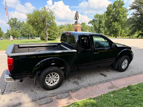 Used 2014 Nissan Frontier SV w/ SV Value Truck Package AWD/4WD image 5