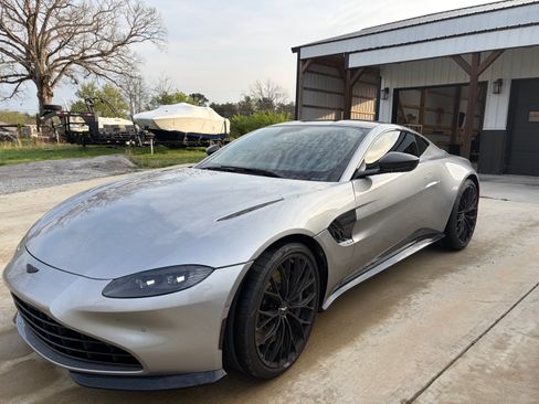 Used 2022 Aston Martin V8 Vantage Coupe image 1