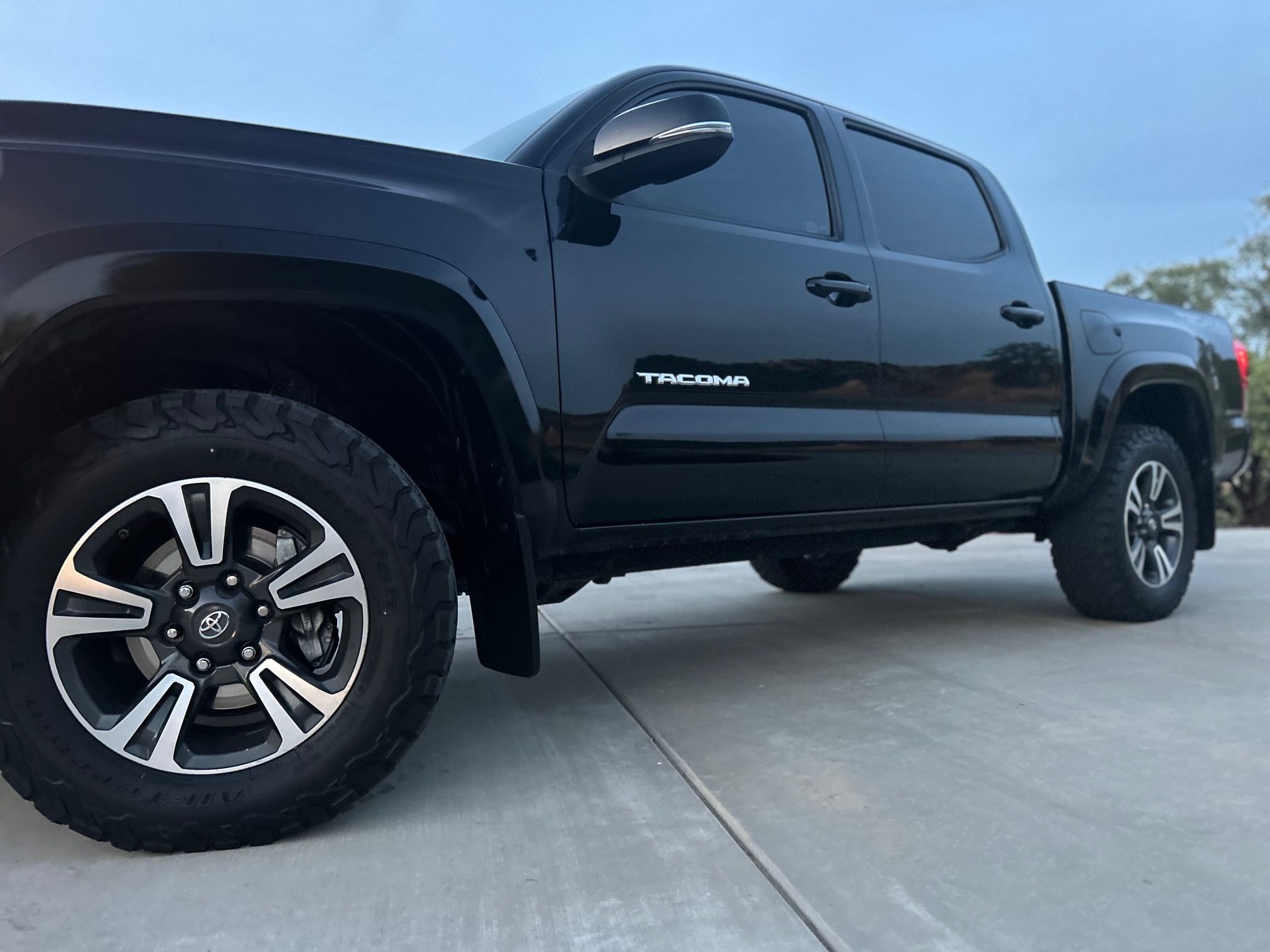 Used 2017 Toyota Tacoma TRD Sport AWD/4WD image 18