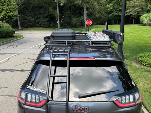 Used 2019 Jeep Cherokee Trailhawk AWD/4WD image 31