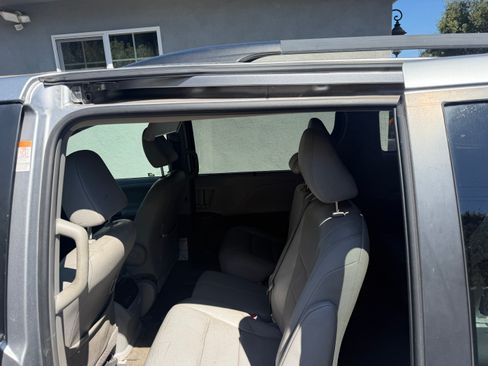 Used 2017 Toyota Sienna XLE Premium FWD image 5