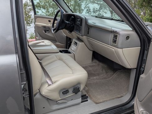 Used 2001 Chevrolet Suburban 2500 LS w/ LS Preferred Equipment Group AWD/4WD image 19