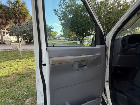 Used 2004 Ford E-350 and Econoline 350 Extended Super Duty image 9