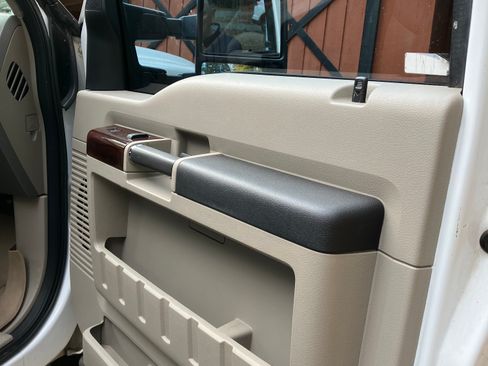 Used 2010 Ford F250 Lariat image 15