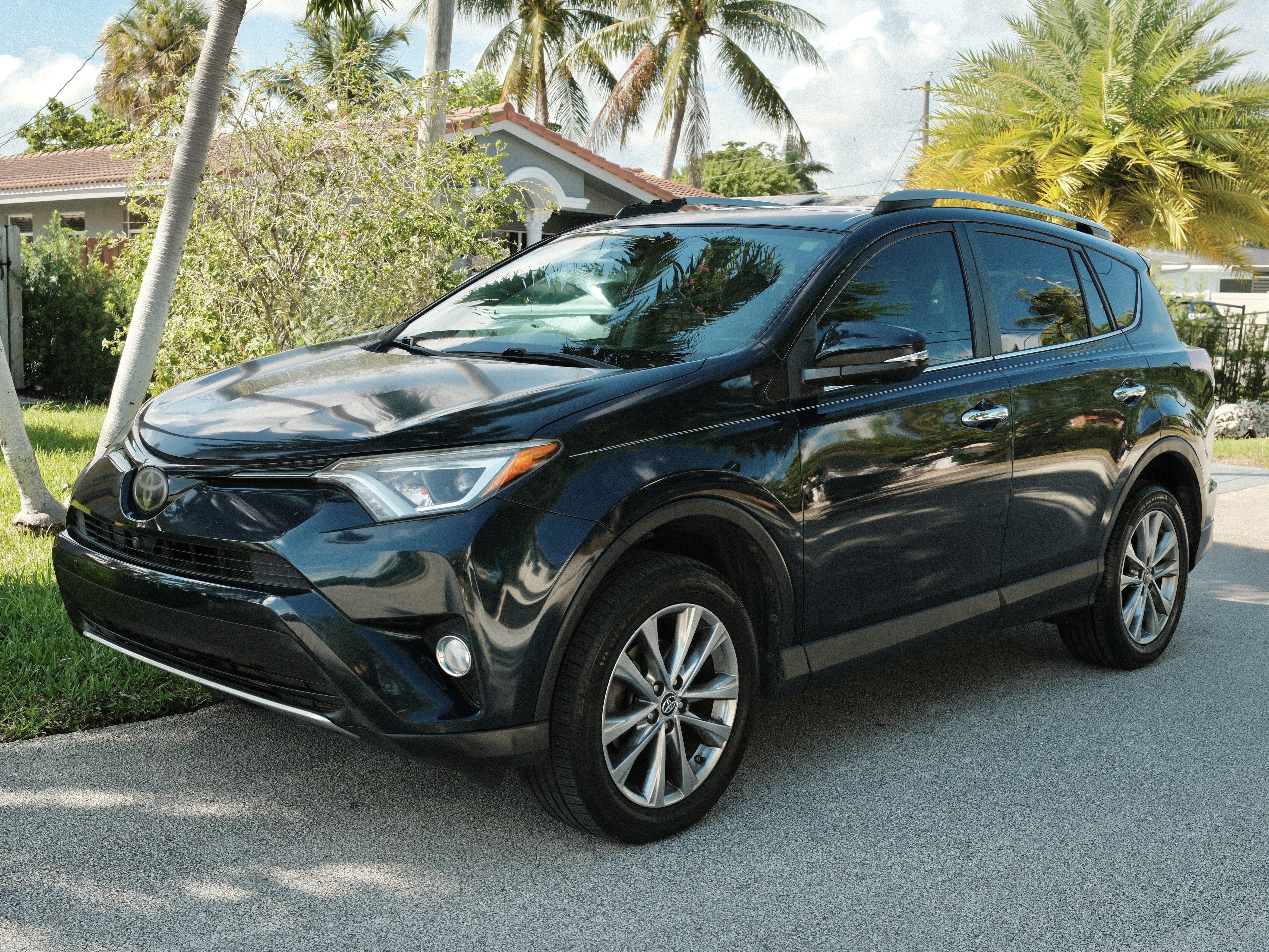 Used 2017 Toyota RAV4 Limited w/ Advanced Technology Package FWD image 1