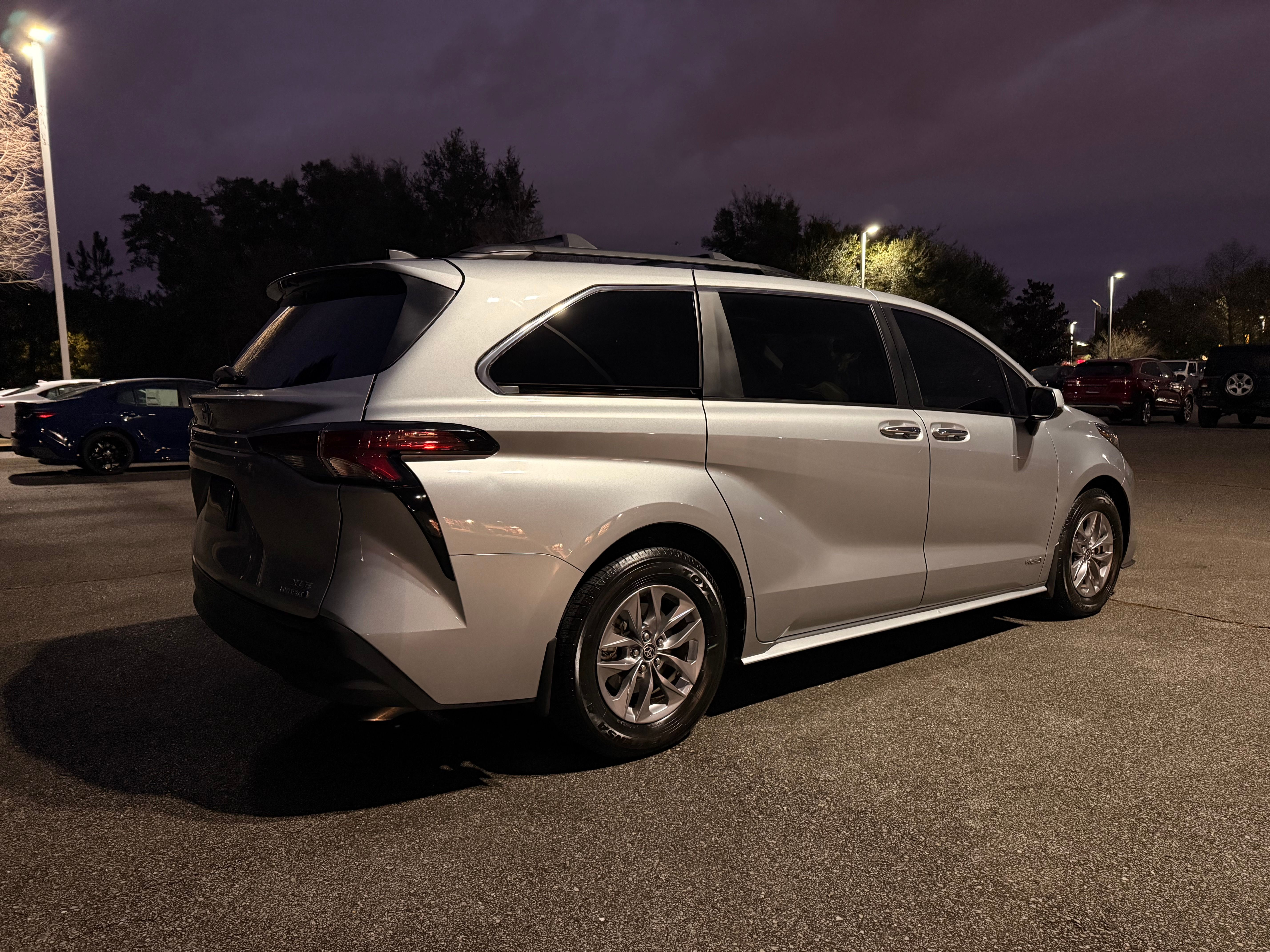 Used 2021 Toyota Sienna XLE w/ XLE Plus Package FWD image 24
