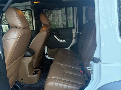 Used 2018 Jeep Wrangler Unlimited Rubicon w/ Connectivity Group image 11