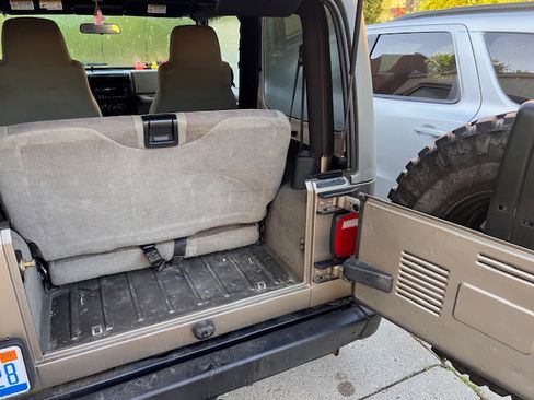 Used 2005 Jeep Wrangler Rubicon AWD/4WD image 16