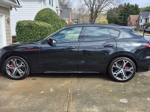 Used 2022 Maserati Levante Trofeo image 6