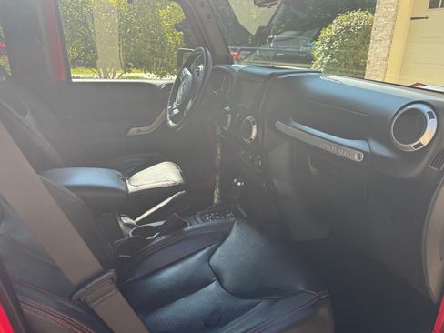 Used 2014 Jeep Wrangler Unlimited Sahara w/ Connectivity Group AWD/4WD image 6