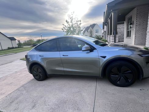 Used 2026 Tesla Model Y Long Range image 9