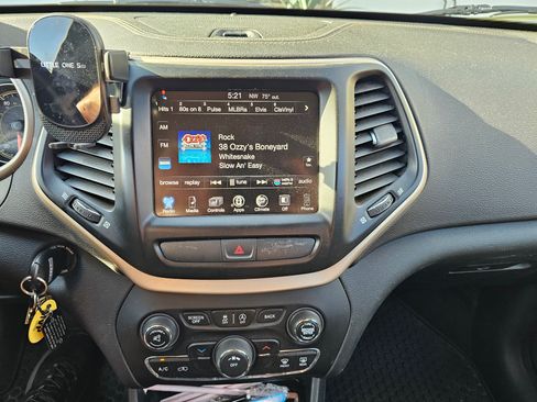 Used 2016 Jeep Cherokee Latitude w/ Cold Weather Group image 9