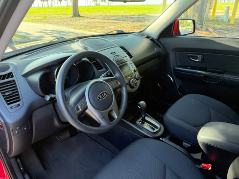 Used 2010 Kia Soul + FWD image 11