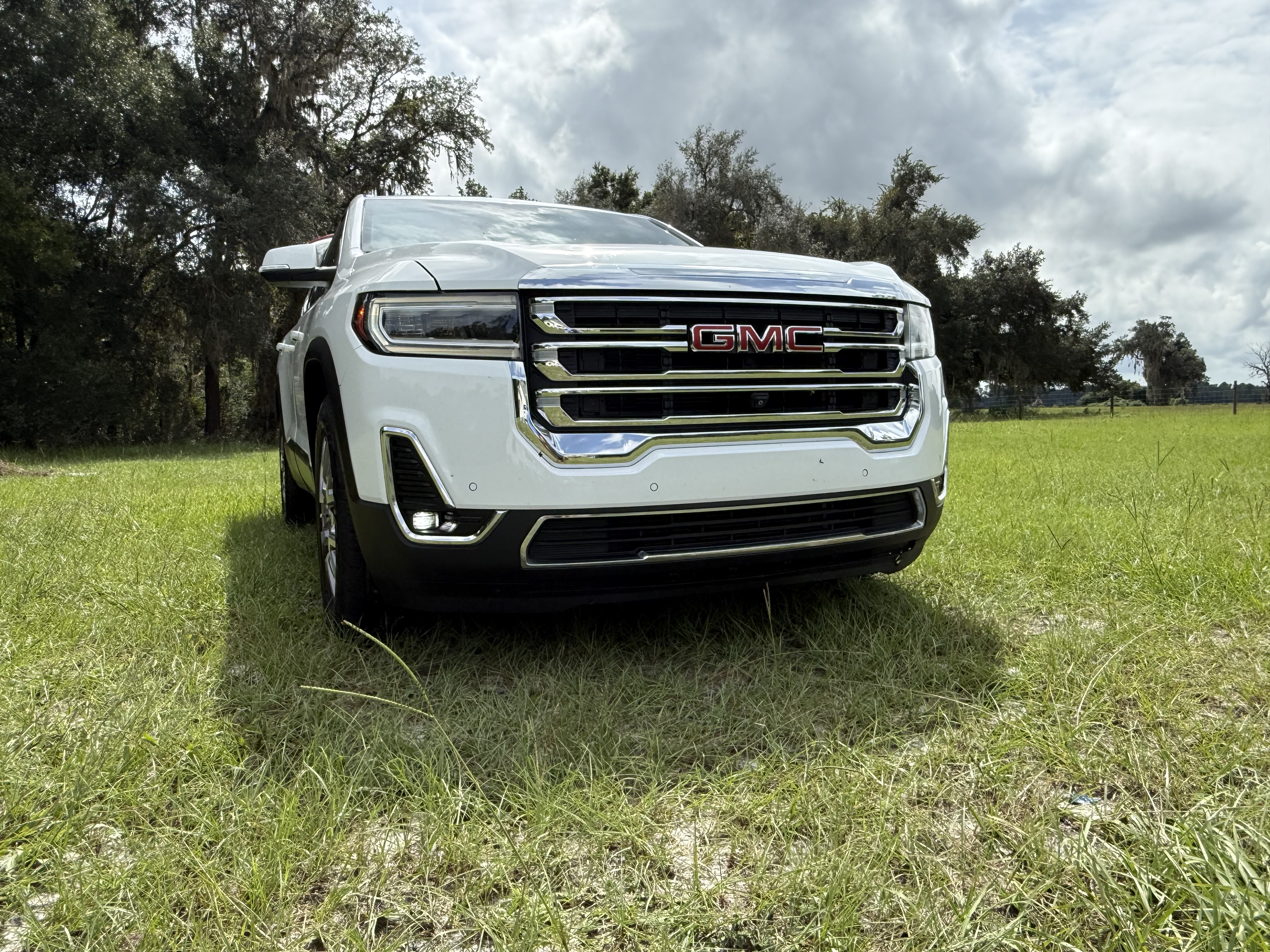 Used 2021 GMC Acadia SLT w/ Technology Package FWD image 2