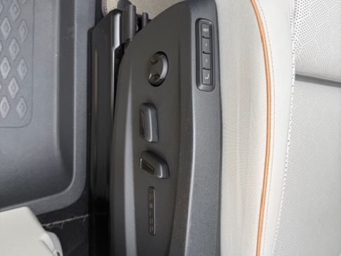 Used 2025 Volkswagen ID. Buzz 1st Edition image 9