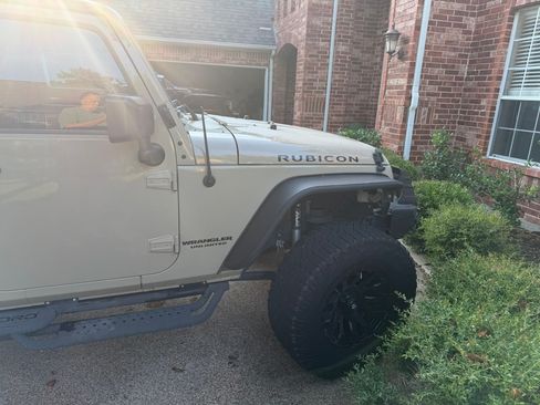Used 2017 Jeep Wrangler Unlimited Rubicon w/ Connectivity Group AWD/4WD image 8