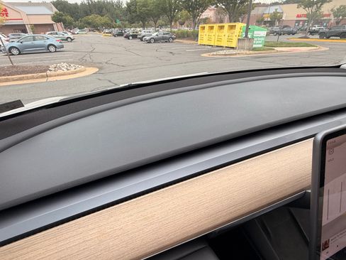 Used 2022 Tesla Model Y Long Range AWD/4WD image 29