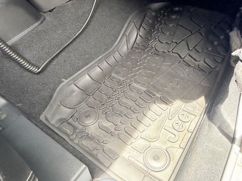 Used 2015 Jeep Wrangler Unlimited Rubicon AWD/4WD image 22