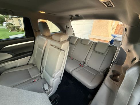 Used 2015 Toyota Highlander XLE FWD image 13