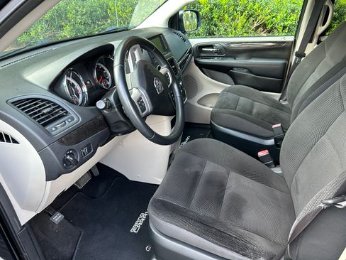 Used 2017 Dodge Grand Caravan SE w/ Power Window Group FWD image 13