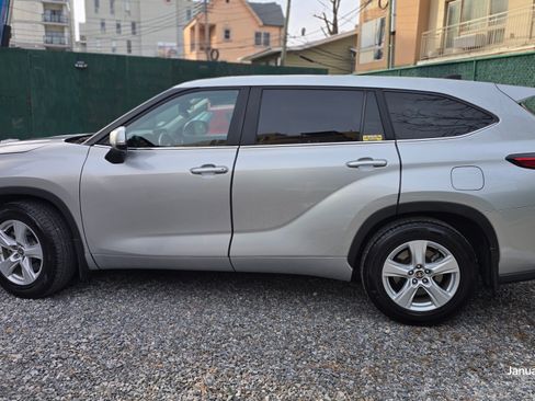 Used 2023 Toyota Highlander LE image 9