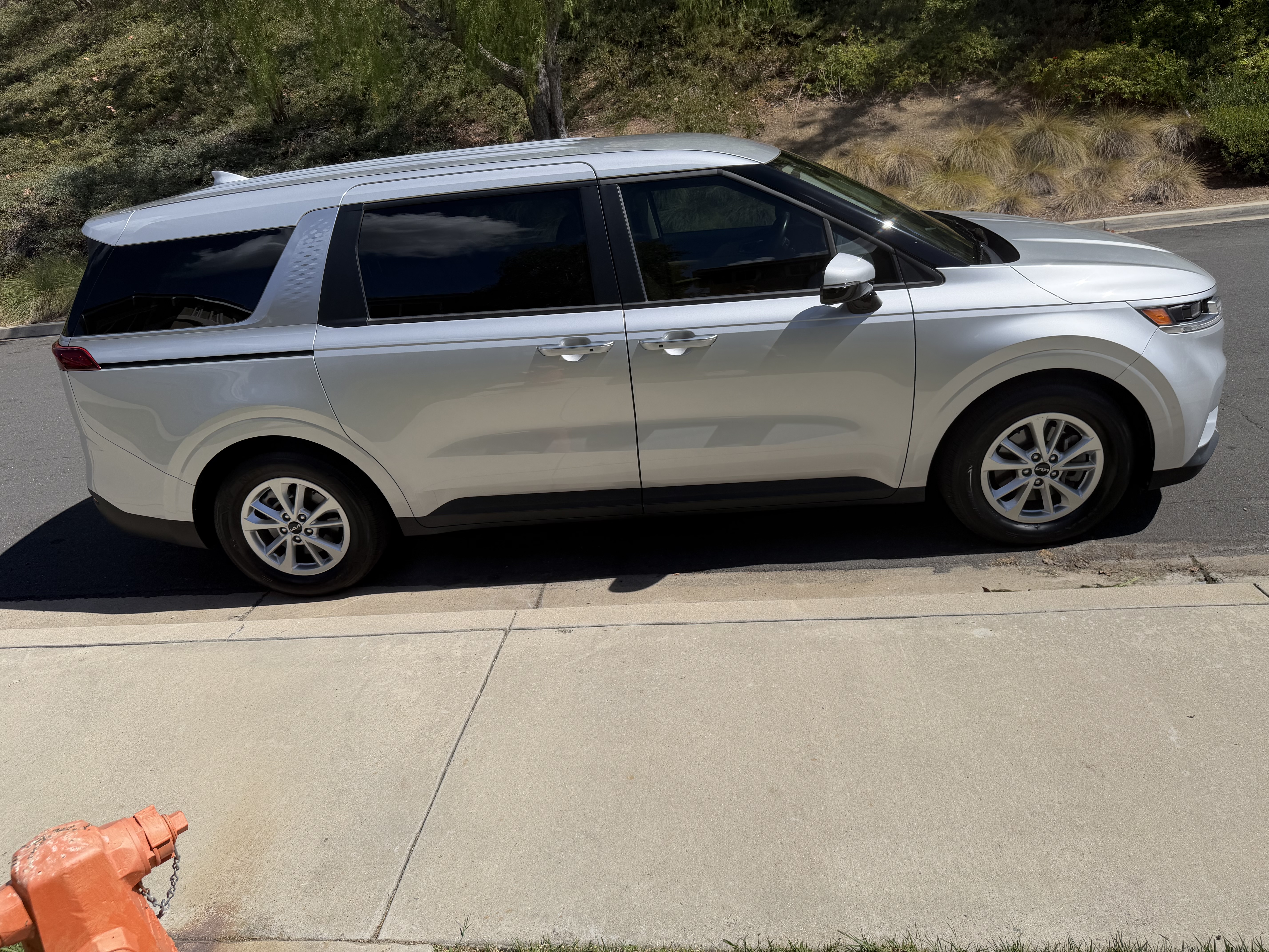 Used 2022 Kia Carnival LX FWD image 9