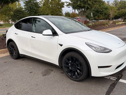 Used 2022 Tesla Model Y Long Range AWD/4WD image 2