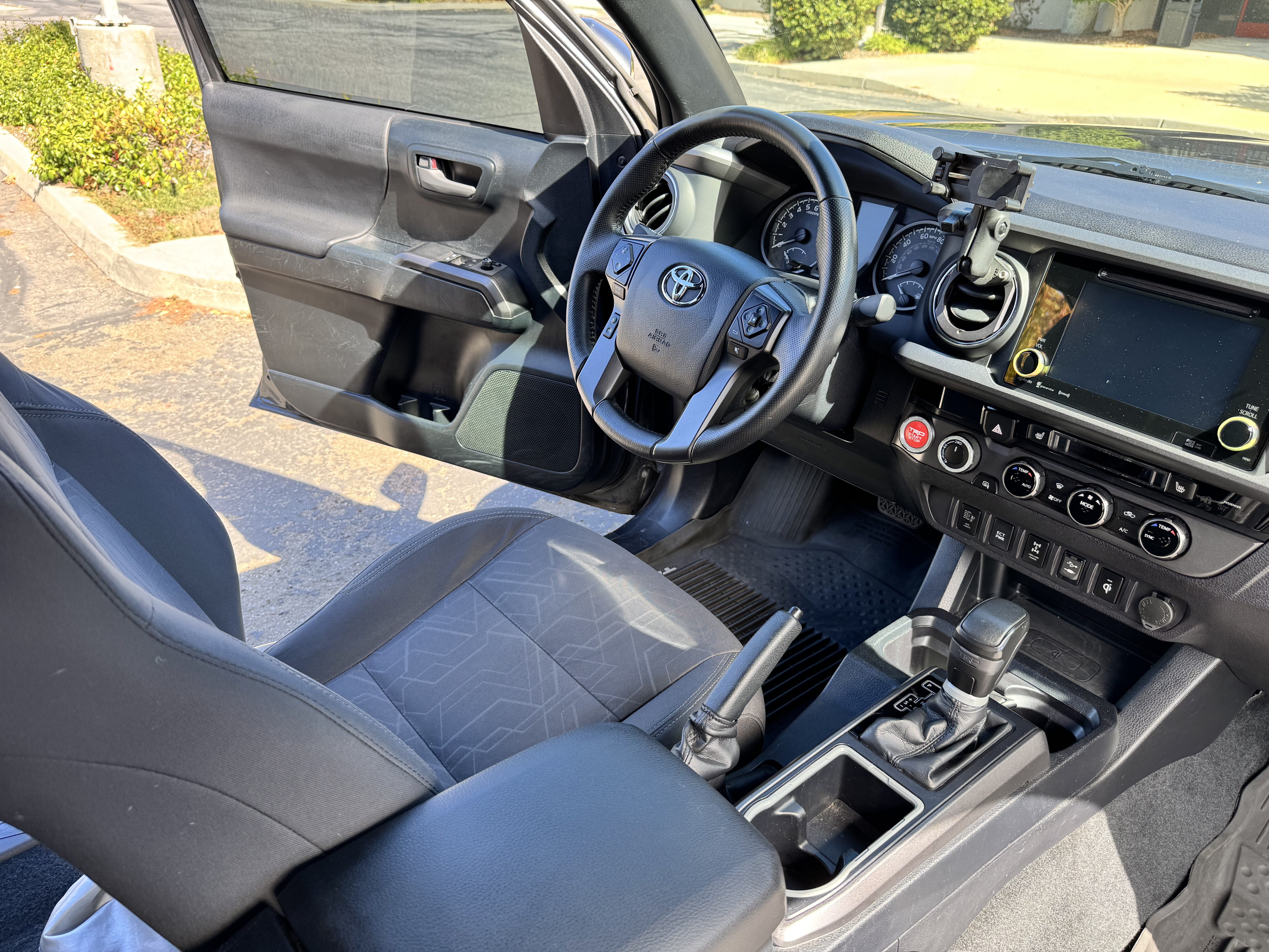 Used 2016 Toyota Tacoma TRD Off-Road w/ Premium & Technology Package AWD/4WD image 20