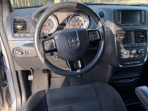 Used 2018 Dodge Grand Caravan SE FWD image 28