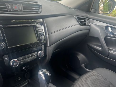 Used 2019 Nissan Rogue SV FWD image 2