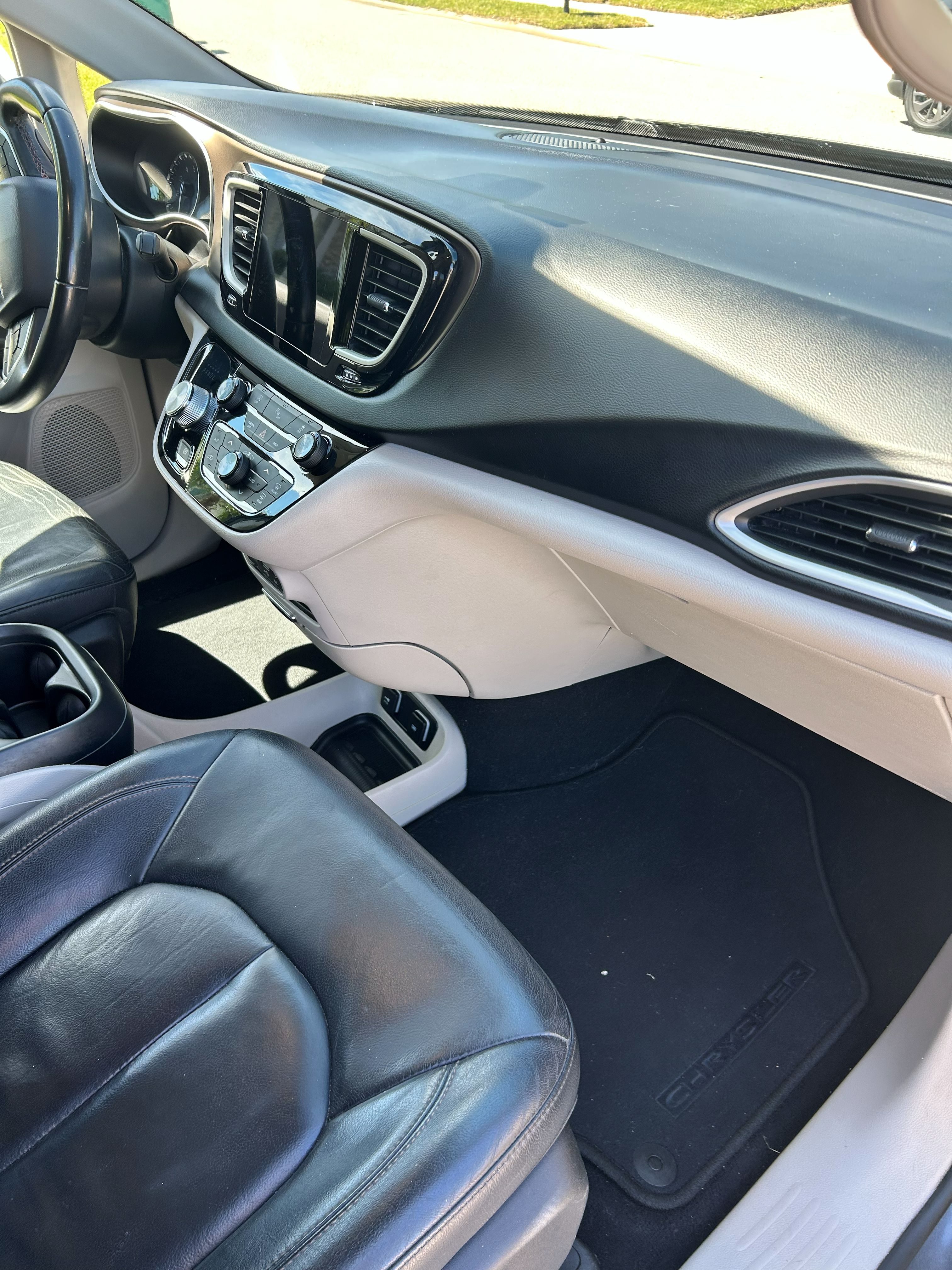 Used 2017 Chrysler Pacifica Touring-L w/ Tire & Wheel Group FWD image 12