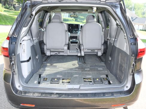 Used 2015 Toyota Sienna XLE FWD image 24