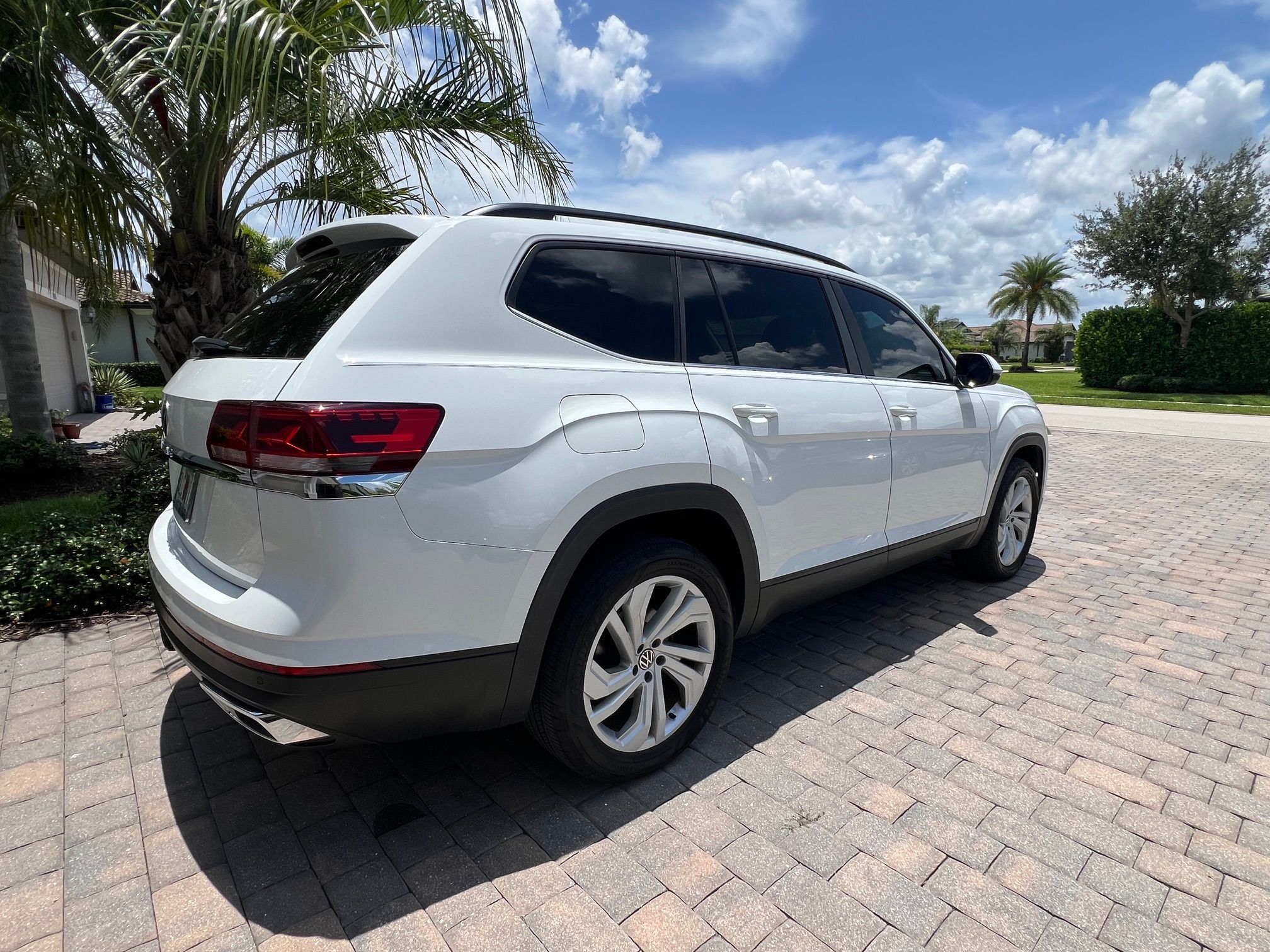 Used 2022 Volkswagen Atlas SE w/ Panoramic Sunroof Package FWD image 2