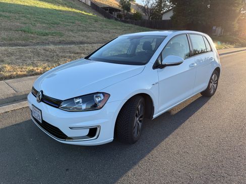 Used 2016 Volkswagen e-Golf SE w/ DC Fast Charging Package FWD image 4