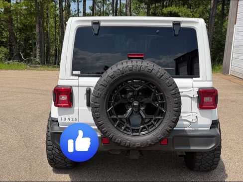 Used 2024 Jeep Wrangler Unlimited Sahara w/ Technology Group AWD/4WD image 4
