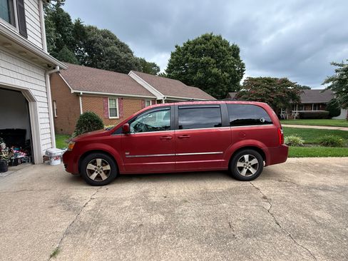 Used 2009 Dodge Grand Caravan SXT FWD image 1