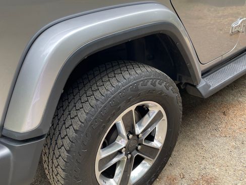 Used 2018 Jeep Wrangler Unlimited Sahara AWD/4WD image 18