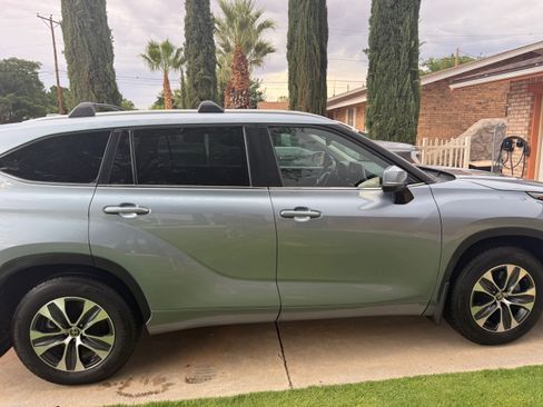 Used 2024 Toyota Highlander XLE AWD/4WD image 1