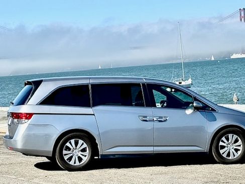 Used 2017 Honda Odyssey EX image 1