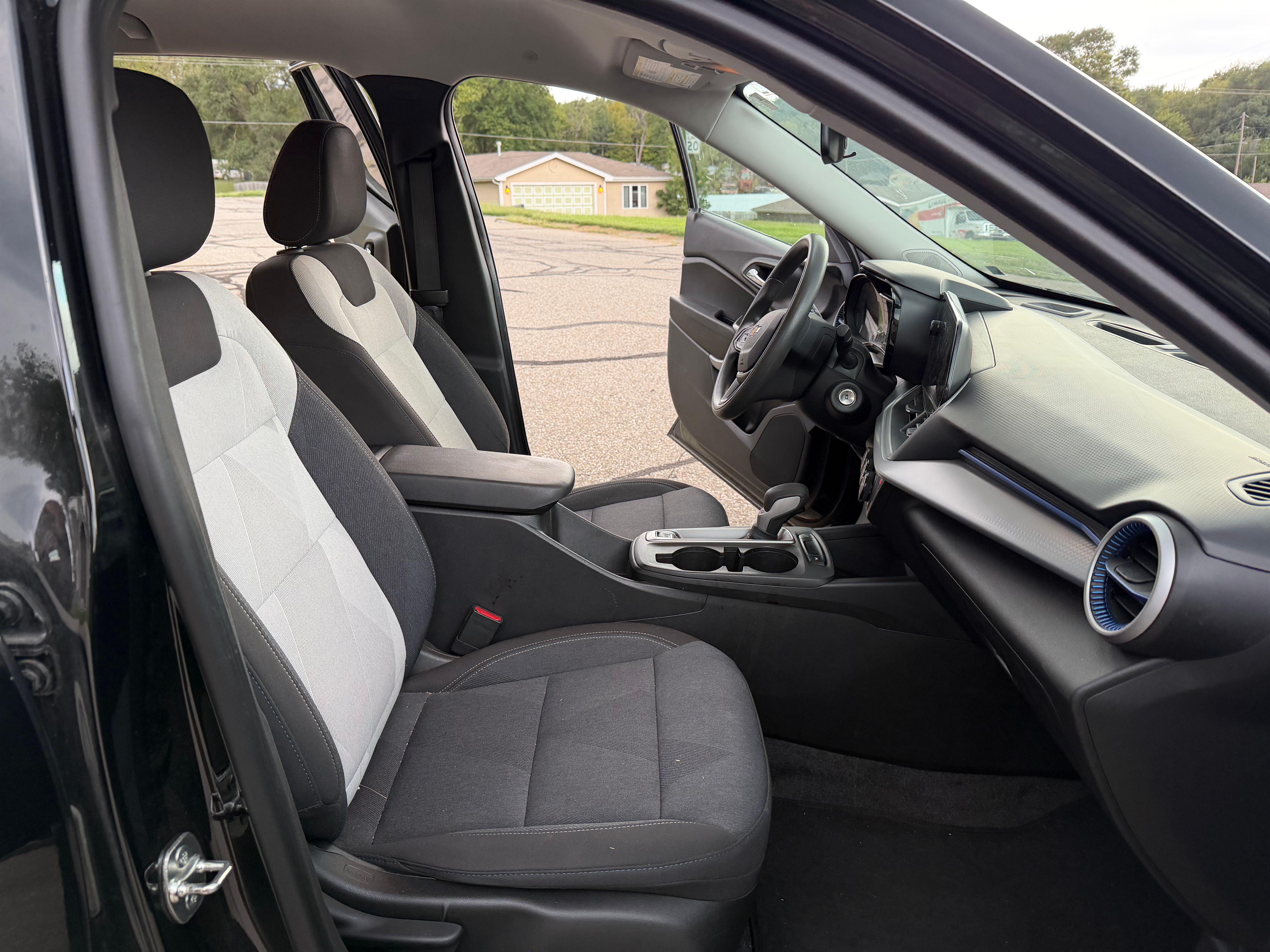 Used 2024 Chevrolet Trax LS w/ LS Convenience Package FWD image 11